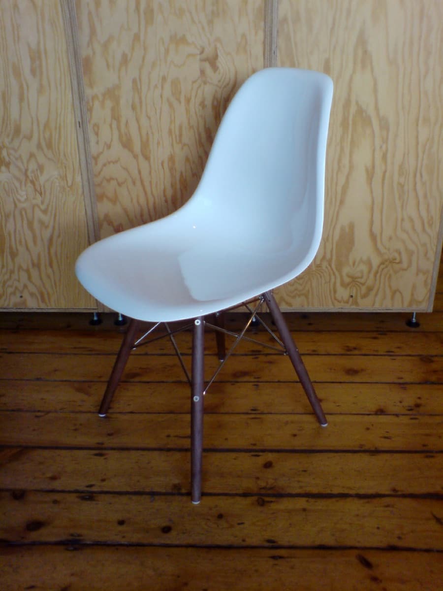 Charles & Ray Eames Plastic Chair DSW
